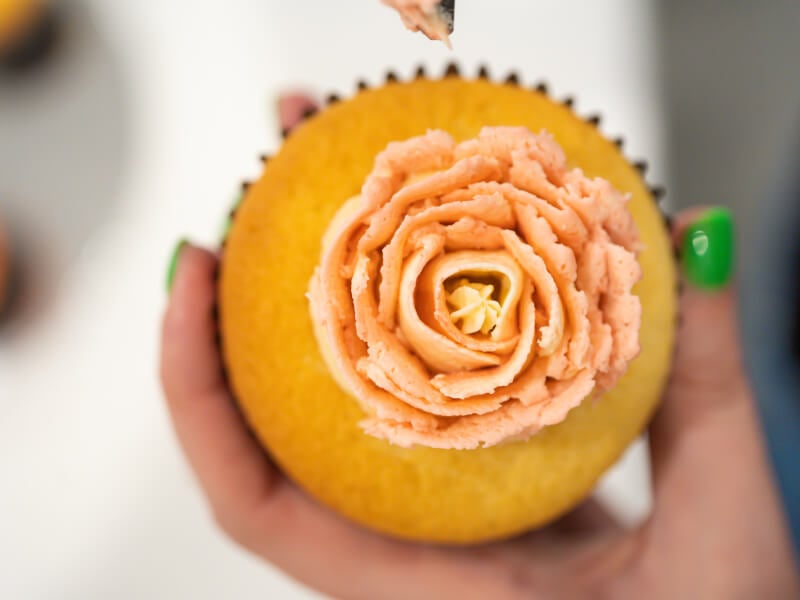 piping buttercream flowers